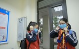 Hà Nội: Học sinh được đo nhiệt độ, sát khuẩn tay trước khi vào lớp học